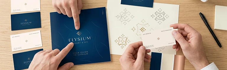 Hotel brand identity kézikönyv és névjegyek felülnézetből — professzionális arculattervezés navy és rose gold színekben